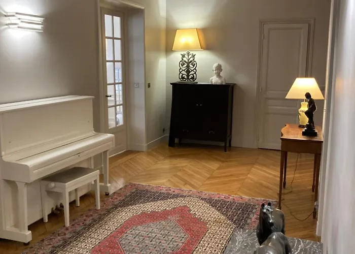 De Standing Apartment